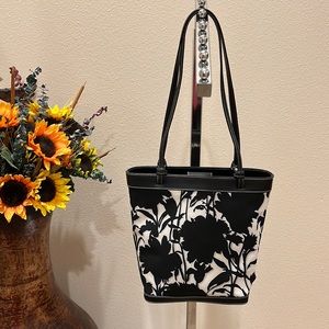 NWOT, “MAXX of New York”, Lovely Handbag. Color - Bl/Wh Floral Design.